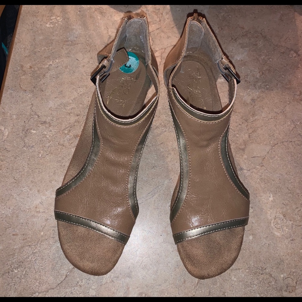 Aerosol Heel Flex Sandals Size 8